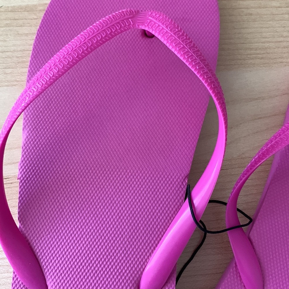 Fuchsia (Soft) Flip-flops 🩴 - Picture 4 of 7
